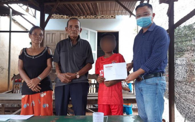 Phóng viên Báo Người Lao Động trao tiền bạn đọc hỗ trợ em Y.H.B