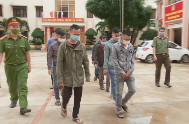 Các đối tượng được dẫn giải về trụ sở làm việc.