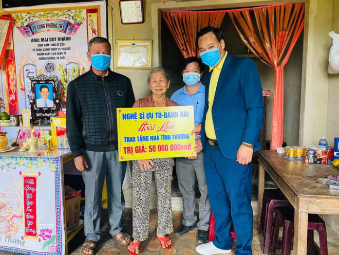 Đoàn của NSƯT Hoài Linh trao bảng tượng trưng hỗ trợ xây nhà tình thương cho một hộ dân trị giá 50 triệu đồng