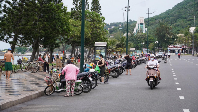 Rất lâu rồi, hÌnh ảnh người dân để xe bên lề đường để tắm biển tại khu vực Bãi Trước mới xuất hiện