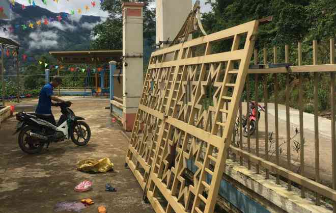 Cổng sắt sập đè lên 2 cháu bé