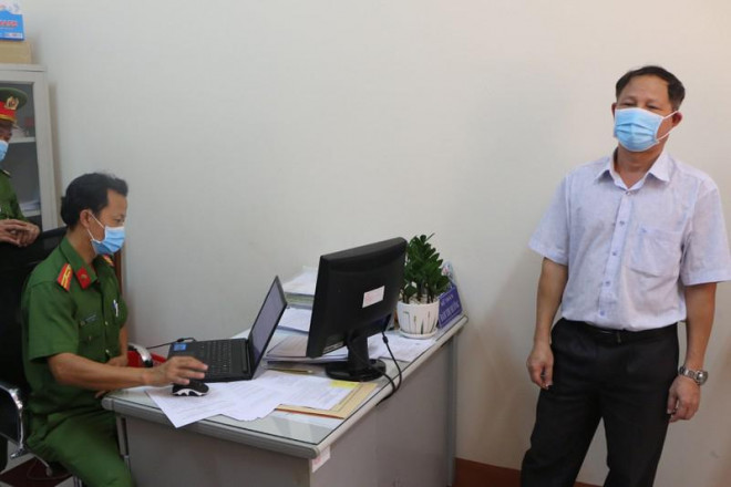 Cơ quan công an khám xét nơi làm việc của ông Thanh (phải). Ảnh: CACC