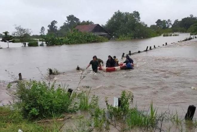Lực lượng chức năng đưa những người dân ở khu vực bị ngập sâu ra khỏi vùng nguy hiểm