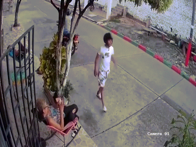Thế giới - Clip: Nam thanh niên cướp điện thoại của cụ bà, không ngờ một giây sau liền sợ hãi bỏ chạy