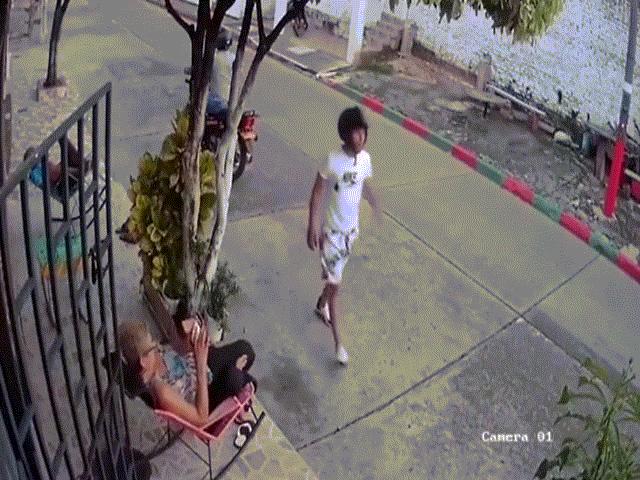 Thế giới - Clip: Nam thanh niên cướp điện thoại của cụ bà, không ngờ một giây sau liền sợ hãi bỏ chạy