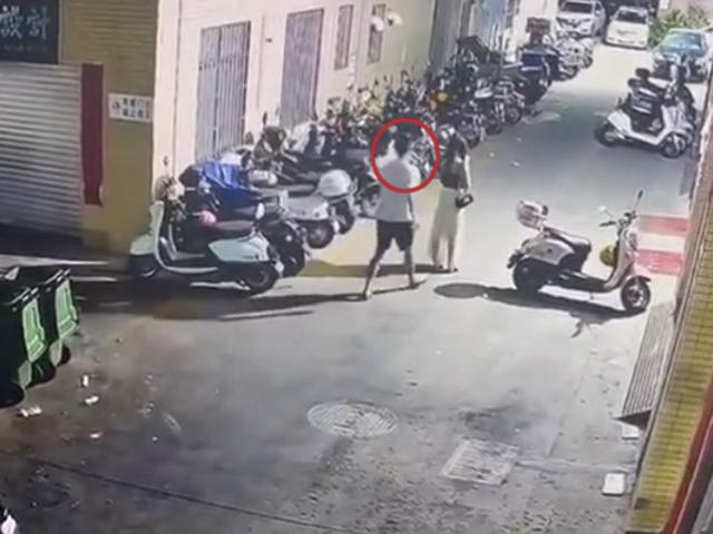 Bạn trẻ - Cuộc sống - Vừa đi vừa nghịch điện thoại, cô gái lạc giọng kêu cứu vì gặp chuyện kinh hoàng ngay giữa đường