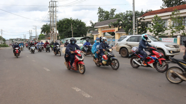 Dòng người được CSGT dẫn từ ranh giới Đắk Nông – Bình Phước qua địa phận tỉnh này để đi Bình Dương, TP Hồ Chí Minh, Đồng Nai…