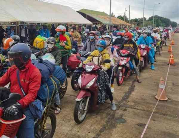 Người dân mệt mỏi chờ dẫn từ giáp ranh tỉnh Đắk Nông và Bình Phước qua địa phận tỉnh này để đến Bình Dương, TP Hồ Chí Minh, Đồng Nai…