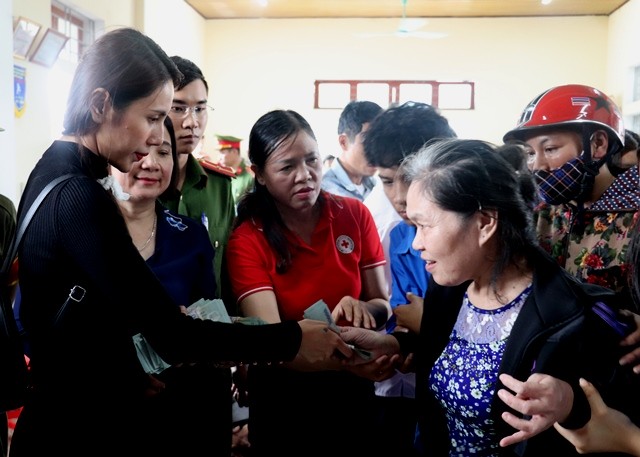 Ca sĩ Thủy Tiên trao quà cho người dân bị ảnh hưởng mưa lũ tại TP Hà Tĩnh (Ảnh Cổng thông tin TP Hà Tĩnh).
