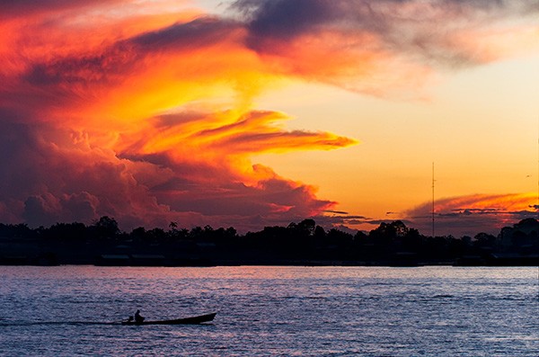 Khung cảnh hoàng hôn trên sông Amazon ở Leticia, Colombia.
