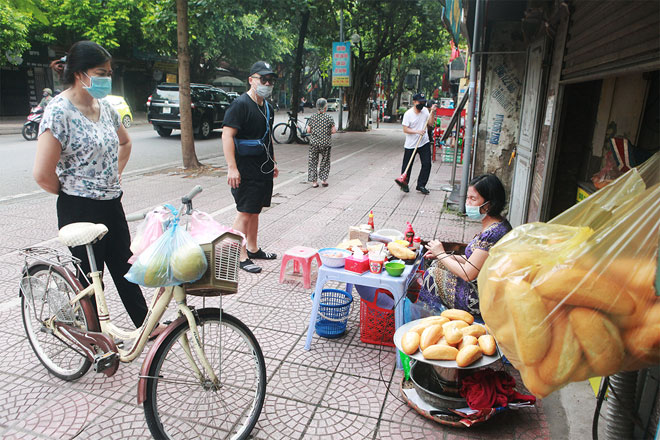 Hàng quán trên vỉa hè bán đồ ăn sáng. (Ảnh: Hồng Phú)