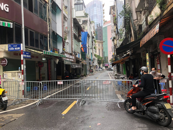 Lực lượng chức năng lập rào chắn tại phố Đình Ngang, Cửa Nam (Hoàn Kiếm, Hà Nội).