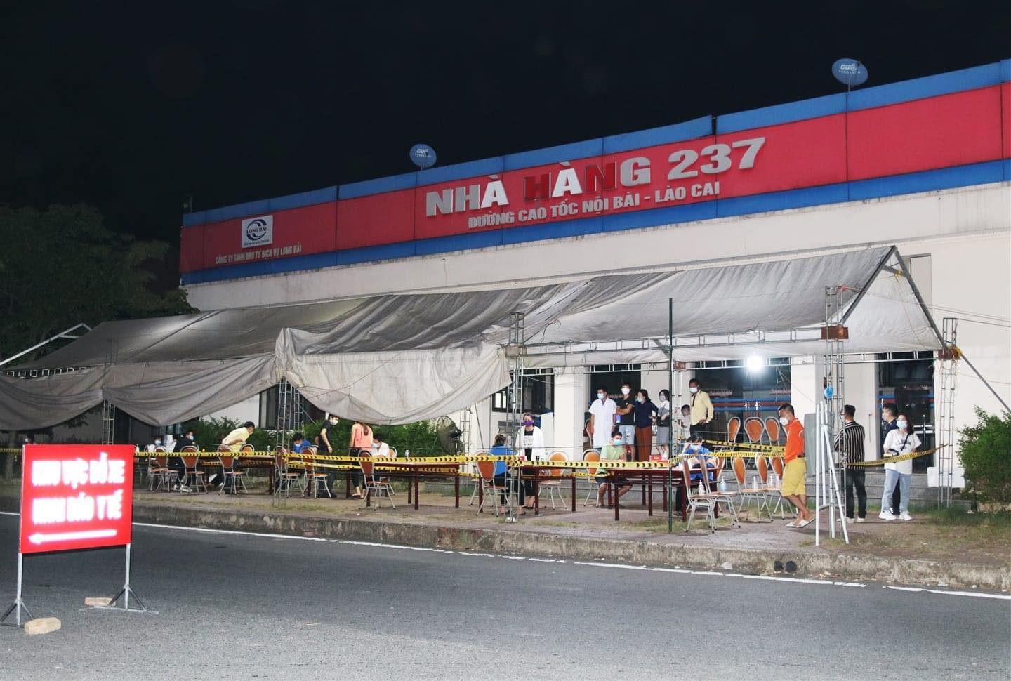 Hai nhân viên làm việc tại chốt kiểm soát dịch COVID-19 ở km 237 trên cao tốc Nội Bài – Lào Cai dương tính với SARS-Cov-2. Ảnh Laocai.TV