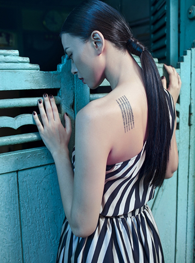Năm 2012, Ngô Thanh Vân khoe hình xăm gồm 5 dòng chữ tương tự minh tinh Hollywood. Không những thế, vị trí xăm hình của đả nữ Việt cũng giống Angelina Jolie. 
