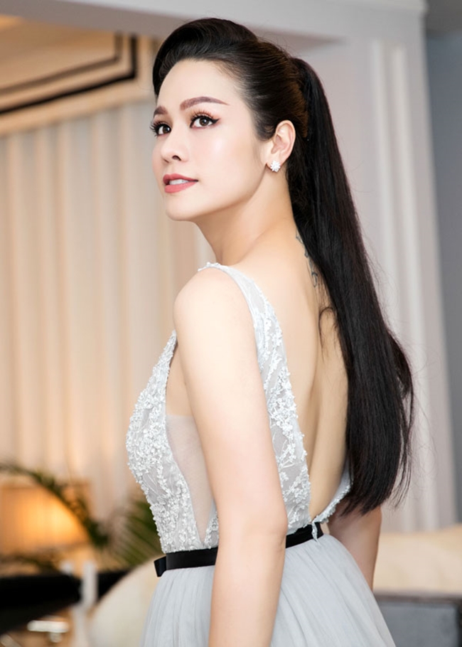 Một hình xăm khác ngay phía sau gáy từng được Nhật Kim Anh "hé lộ" khi diện đầm hở lưng khi tham gia một sự kiện năm 2017. Vốn là người kín tiếng, cô không tiết lộ về ý nghĩa hình xăm này.
