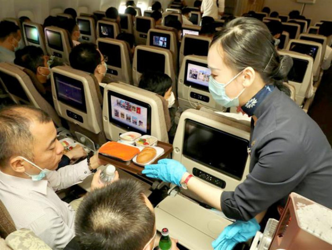 Bát đĩa trên máy bay được làm từ vật liệu thân thiện môi trường. Ảnh: Shanghai Daily