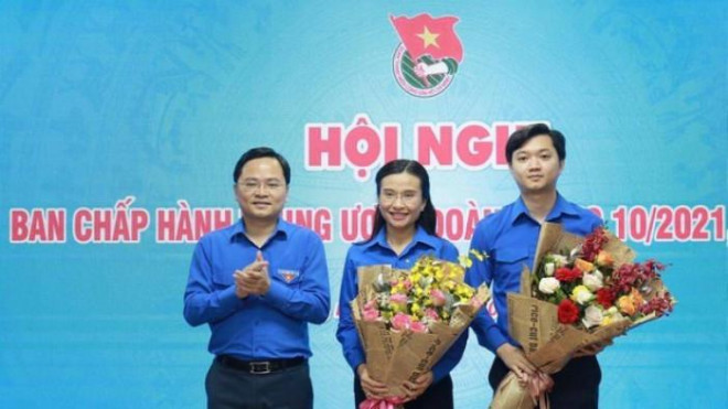 Ông Nguyễn Anh Tuấn, Bí thư Thứ nhất Trung ương Đoàn tặng hoa chúc mừng hai tân Bí thư Trung ương Đoàn Nguyễn Phạm Duy Trang và Nguyễn Minh Triết