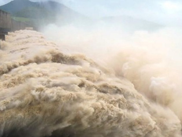 Tin tức trong ngày - Miền Trung – Tây Nguyên tiếp tục mưa to, hơn 100 hồ thủy điện xả tràn khẩn cấp