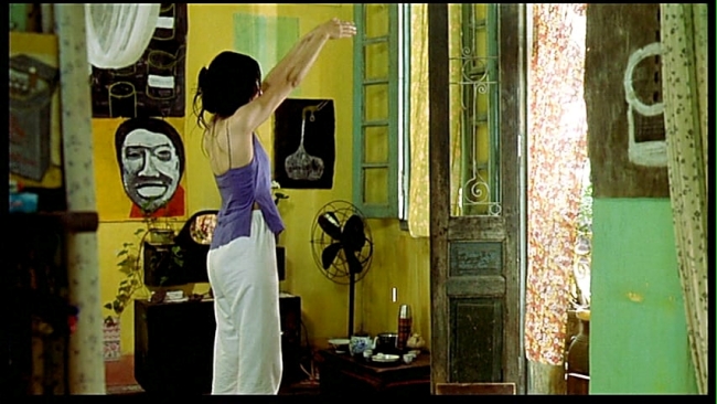 Trang phục gồm quần lụa, áo hai dây của nữ diễn viên Trần Nữ Yên Khê trong bộ phim "Mùa hè chiều thẳng đứng".
