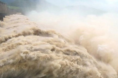 Miền Trung – Tây Nguyên tiếp tục mưa to, hơn 100 hồ thủy điện xả tràn khẩn cấp