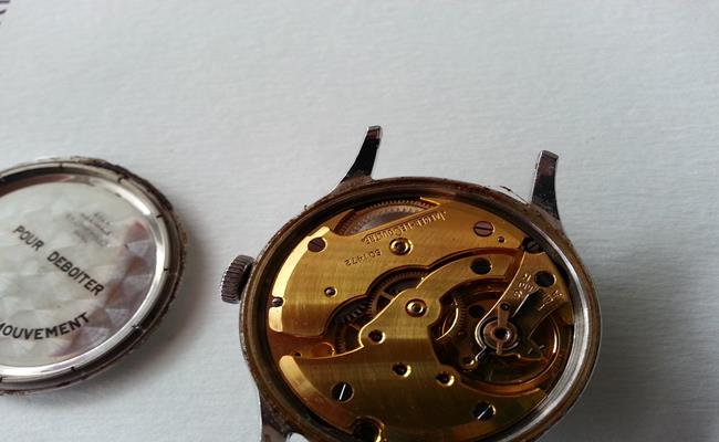 Tại cửa hàng nhỏ ở Phoenix, Arizona, Zac Norris đã mua một mặt đồng hồ cũ với giá chỉ 6 USD (136.000 đồng).
