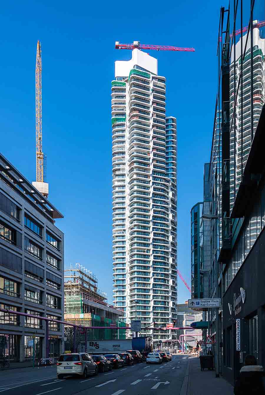Tháp Grand ở Frankfurt có chiều cao 180m, hiện là toàn nhà dân cư cao nhất nước Đức. Nó có tổng cộng 51 tầng, có sân thượng ngắm hoàng hôn tuyệt đẹp ở tầng 7. Đây được xem là tòa nhà cao tầng dành cho dân cư đầu tiên ở Đức được bán trên toàn cầu.