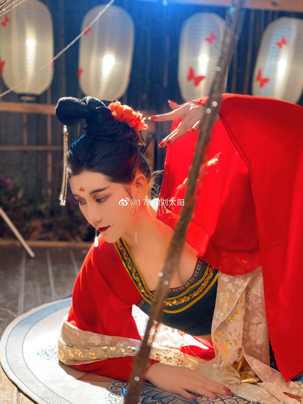 Các hình hoa, chấm tròn, quạt phổ biến trong lối trang điểm hoa điền.