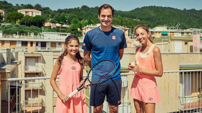 Federer vừa thực hiện lời hứa đặc biệt với 2 cô gái trẻ&nbsp;Carola Pessina và Vittoria Oliveri&nbsp;