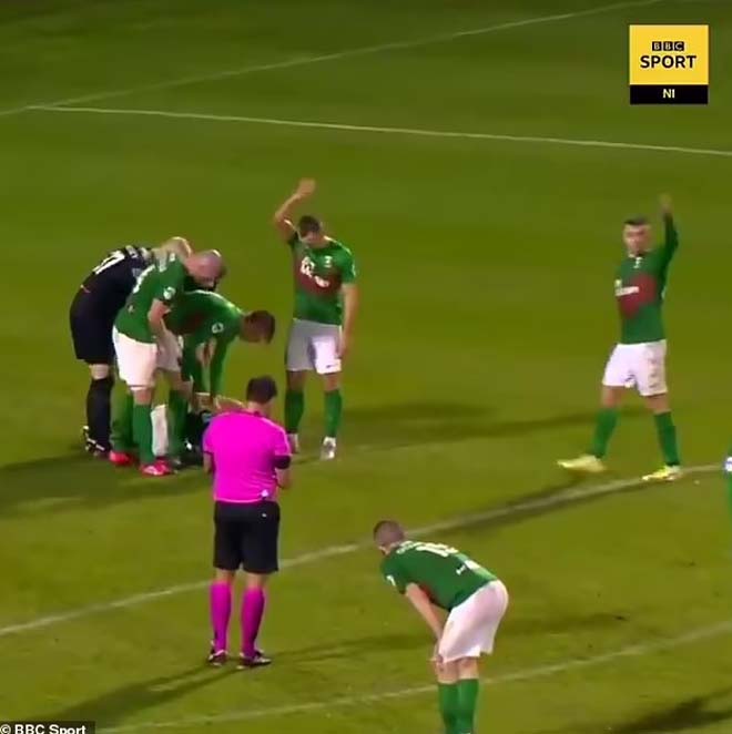 Pha bóng gây sốc ở giải VĐQG Bắc Ireland