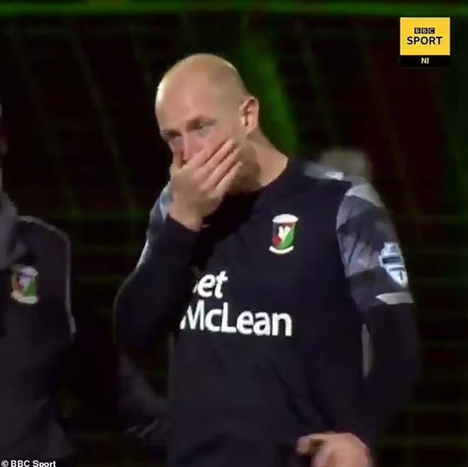 Thủ môn Aaron McCarey đã phải nhận thẻ đỏ vì pha bóng nổi điên