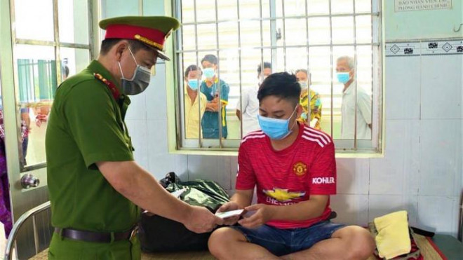 Lãnh đạo Công an huyện Phước Long thăm hỏi và trao hỗ trợ cho cán bộ công an bị thương đang điều trị tại Trung tâm Y tế huyện Phước Long.