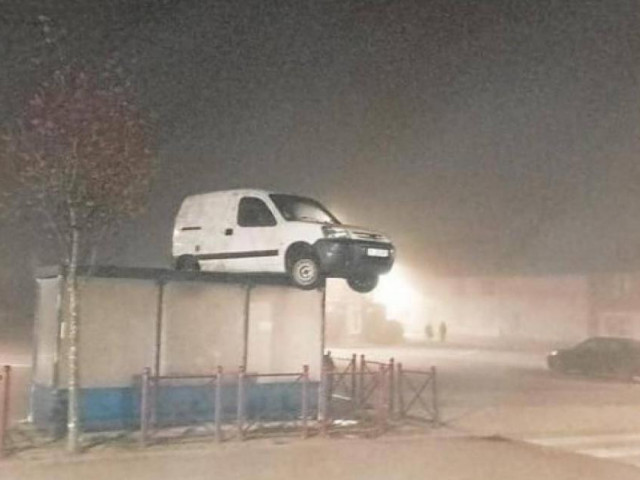 Ô tô - Bí ẩn chiếc xe chở hàng trên nóc nhà chờ xe buýt