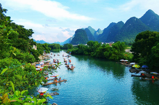 Người Trung Quốc thường truyền tai nhau câu nói: 'Đi Đông hay Tây, phong cảnh Quế Lâm là tốt nhất'. Phong cảnh vào mùa đông cũng là điểm hấp dẫn ở Quế Lâm. Nhiệt độ trung bình vào mùa đông là khoảng 8 đến 16℃, không quá lạnh.
