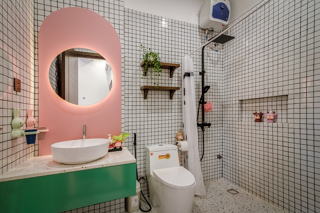 3 phòng WC của ngôi nhà đều sử dụng tông trắng làm chủ đạo, tường và sàn được ốp gạch sạch sẽ, chống trơn trượt và dễ dàng vệ sinh.&nbsp;
