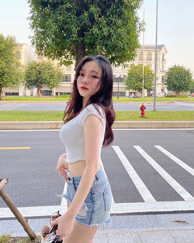 Hot girl Lạng Sơn Linh Chi xuống phố với kết hợp trang phục gồm áo croptop và quần short.
