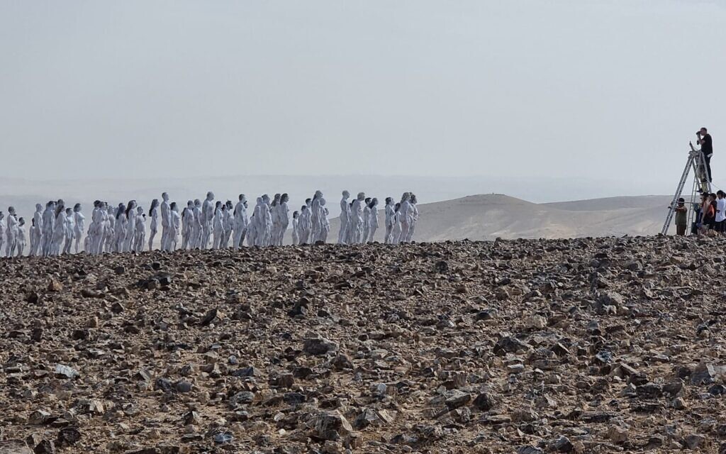 Hình ảnh 200 người trên ngọn đồi nhìn xuống Biển Chết. Ảnh - TOI