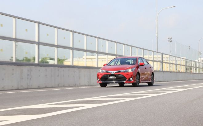 Toyota ưu đãi lên đến 40 triệu đồng cho Corolla Altis trong tháng 10 - 4