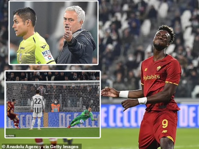 Bóng đá - Mourinho khiêu khích fan cuồng khi AS Roma thua vì bị trọng tài "cướp" bàn thắng