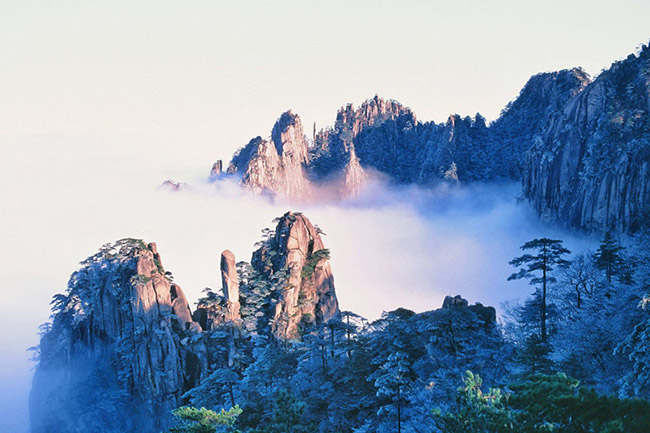 Hoàng Sơn: Nằm&nbsp;ở tỉnh An Huy, nơi đây được ca ngợi là ngọn núi ấn tượng&nbsp;nhất ở Trung Quốc, đã thu hút hàng triệu du khách đến thưởng ngoạn những&nbsp;kỳ quan huyền ảo ngoạn mục, bao gồm những cây thông hình thù kỳ lạ, đỉnh núi đá ngoạn mục, biển mây, suối nước nóng&nbsp;và tuyết mùa đông.&nbsp;
