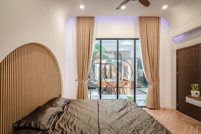 Từ phòng master, nếu kéo rèm sẽ nhìn thẳng ra tiểu cảnh với cây cối xanh mát, cảm giác thư thái dễ chịu như đang ở resort nghỉ dưỡng.&nbsp;
