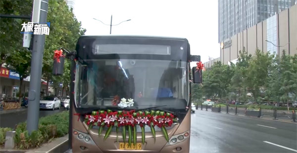 Clip: Cô dâu lái xe buýt đến dự đám cưới “gây sốt” - 1