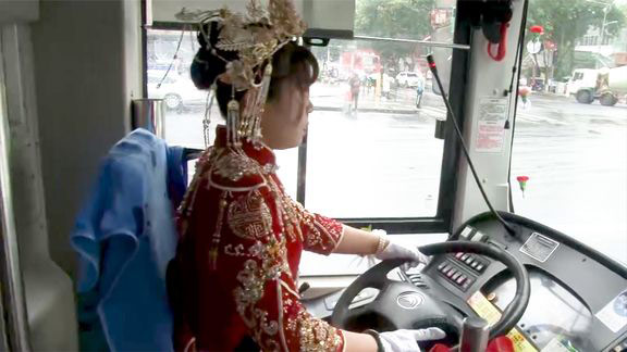 Clip: Cô dâu lái xe buýt đến dự đám cưới “gây sốt” - 2