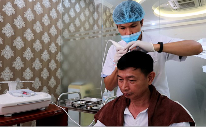 Khách hàng trong liệu trình điều trị rụng tóc Ballvic Matrix Hair