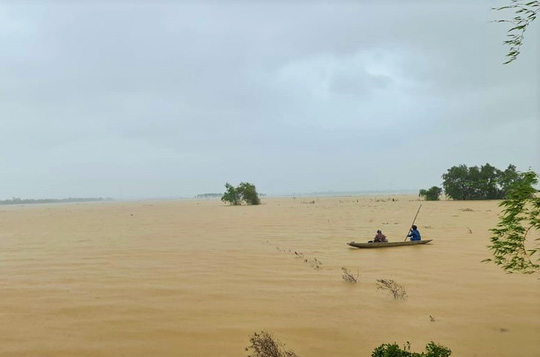 Nước lũ ở Quảng Bình dâng cao làm 4 người dân địa phương chết và mất tích