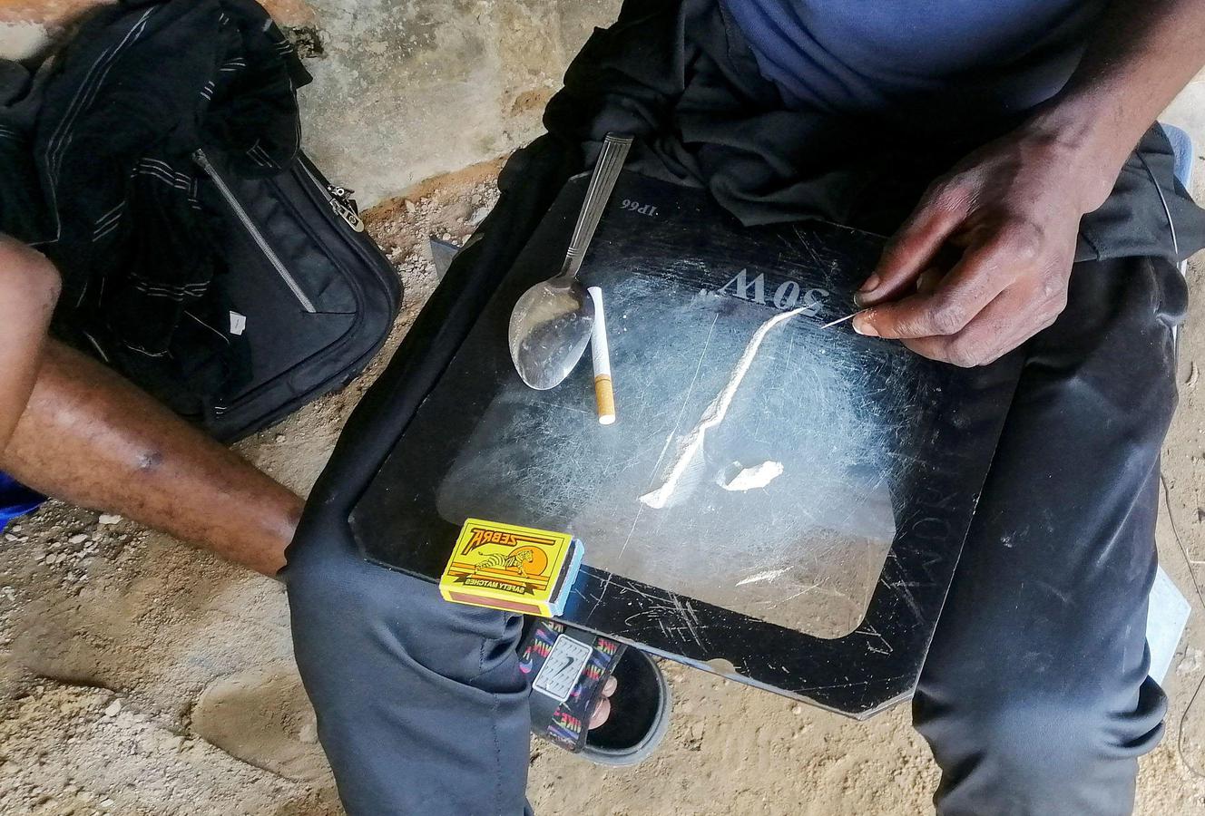 Ma túy Bombé đang trở thành thứ được nhiều thanh niên ở Kinshasa, Congo, săn tìm. Ảnh: Reuters