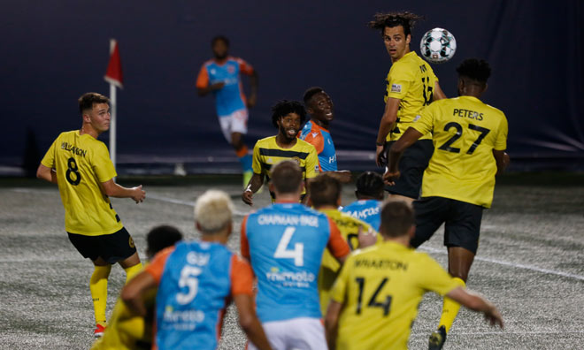 Trận đấu giữa Miami FC (áo xanh - cam) và Pittsburgh Riverhounds nảy sinh sự cố nực cười từ thủ môn đội chủ nhà và trọng tài chính