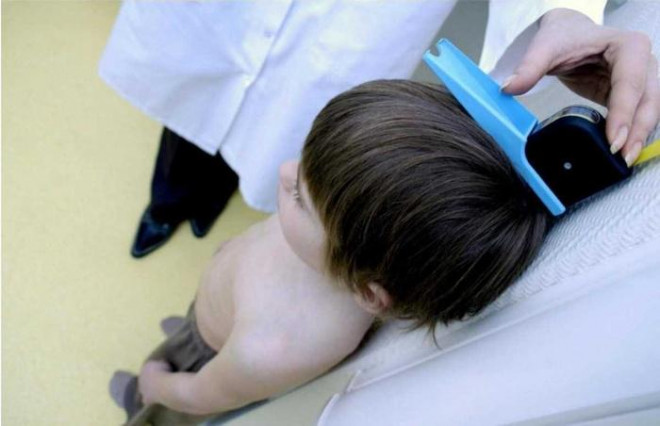 Bà mẹ "chết lặng" khi biết con trai sẽ không thể cao thêm trong tương lai. Ảnh minh họa