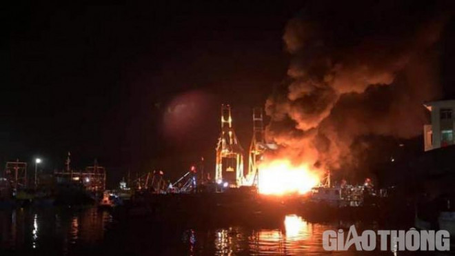 Ngọn lửa lớn bao trùm cả một khu vực khiến 5 tàu cá của ngư dân bị thiêu rụi