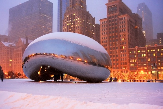 1. Chicago, Hoa Kỳ

Chicago được biết đến với cái tên Thành phố lộng gió, thế nhưng nhiều khách du lịch thấy nó đẹp hơn trong những tháng mùa đông và hay gọi nó với cái tên Thành phố tuyết. Hãy đến Chicago vào tháng Giêng hoặc tháng hai để cảm nhận được nền nhiệt thấp nhất của thành phố, khiến hồ Michigan bị đóng băng một phần. Đây thực sự là một cảnh tượng đáng để chiêm ngưỡng.
