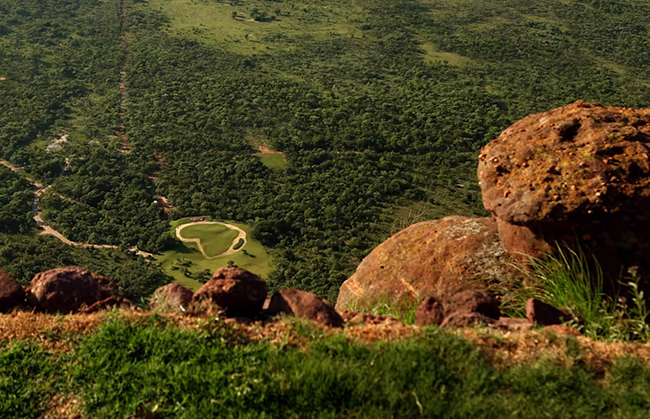 The High One - 19 Hole, Legend Golf Course, Pretoria, Nam Phi: Sân golf khó tin&nbsp;nhưng có thật này có lẽ chỉ dành cho các đại gia. Bạn cần phải đi trực thăng để đến điểm phát bóng của lỗ thứ 19 tại sân Legend ở Pretoria với mức chi phí lên tới 700 bảng (khoảng 22 triệu đồng) cho 4 người chơi.
